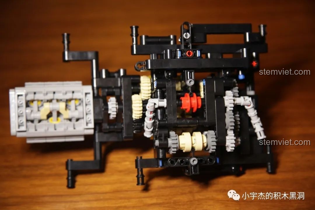 Khối động cơ V6 và cụm hộp số phức tạp được lắp ráp từ các chi tiết của gói số 2.