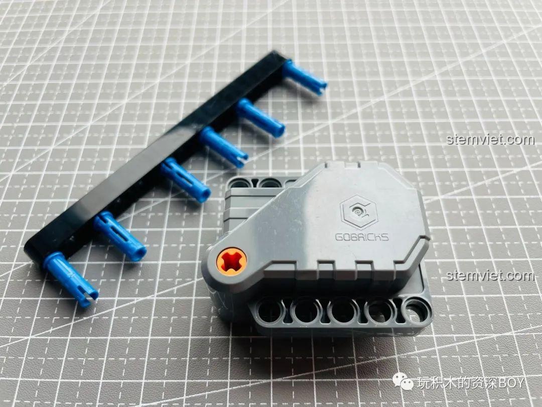 Cận cảnh động cơ kéo lùi (pull-back) của GoBricks trong bộ lắp ráp SY 8316 Xe Đua Mini Cắm Trại.