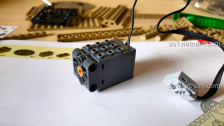 Cận cảnh một trong ba động cơ điện của bộ lắp ráp xe tăng điều khiển từ xa Sluban M38-B1022 Merkava MK4.