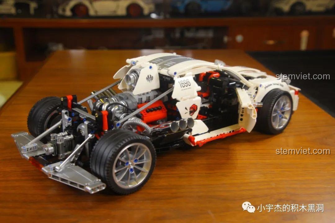 Góc nhìn bên hông làm nổi bật khối động cơ lộ thiên của xe BrickCool KC010, một điểm nhấn thiết kế độc đáo.