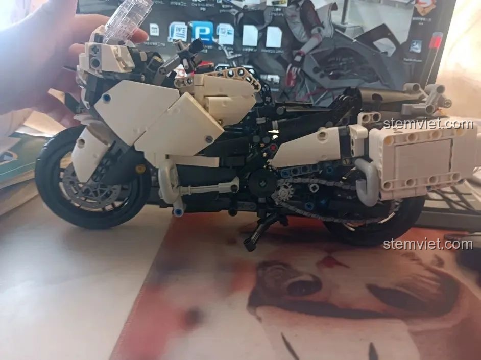 Chi tiết động cơ của mô hình WOMA C0915 Mô tô Quốc Bân-650, cho thấy các bánh răng truyền động.