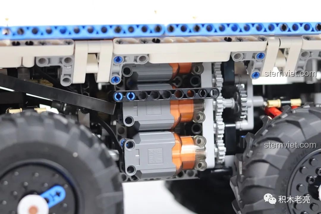 Cận cảnh các động cơ L-motor và cơ cấu truyền động bên dưới khung gầm của mô hình Mould King 13144 Tatra T813 8x8 PROFA.