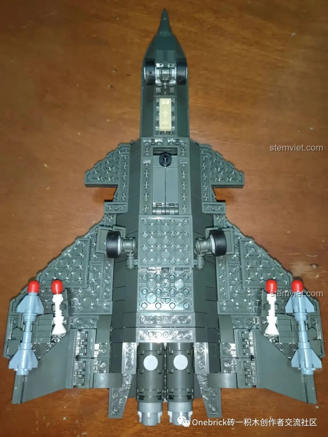 Phần đuôi và hai động cơ phản lực của mô hình máy bay chiến đấu CAYI 2254 J-20.