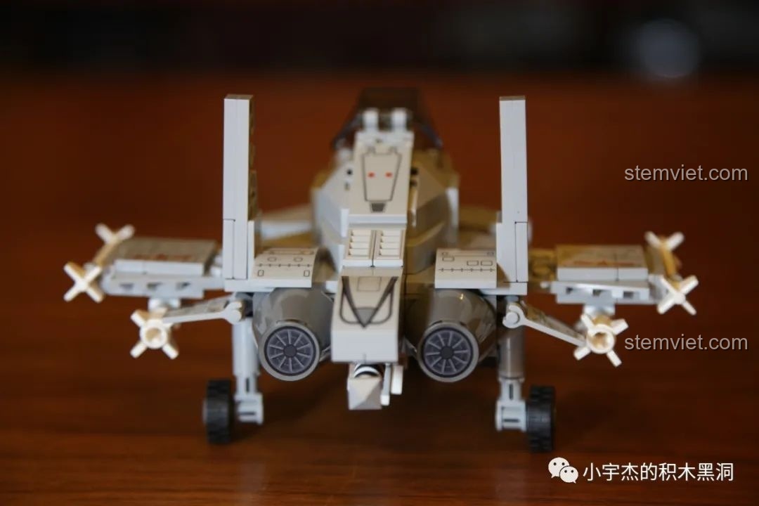 Góc nhìn từ phía sau của mô hình Tiêm kích hạm J-15, khoe cặp động cơ phản lực và cánh đuôi.