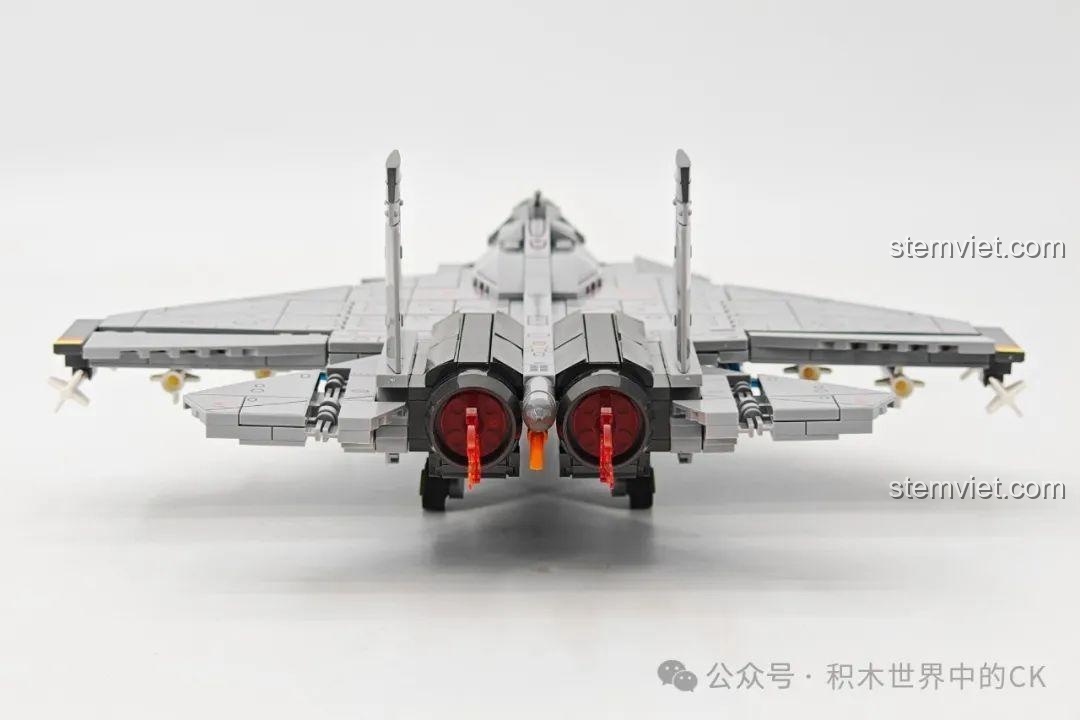 Phần đuôi và động cơ phản lực của tiêm kích J-15 trong bộ đồ chơi xây dựng Bộ 3 Máy Bay Chiến Đấu Hải Quân.