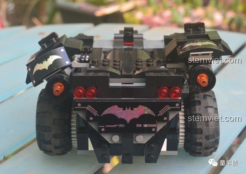 Động cơ phản lực ở đuôi xe Batmobile 13020 có thể cử động, tạo ra các tư thế chiến đấu khác nhau.