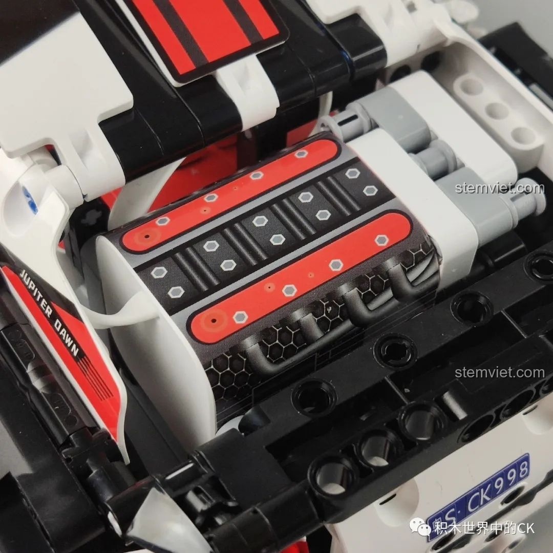 Động cơ của Xe Đua Đường Trường Drift được mô phỏng bằng một tấm sticker chi tiết dán lên motor điện.