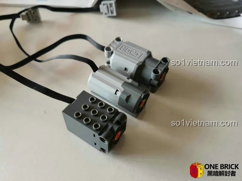 Cận cảnh động cơ thế hệ mới của Sluban M38B0851, có kích thước chỉ 5 đơn vị gạch, rất nhỏ gọn và linh hoạt cho việc lắp ráp.