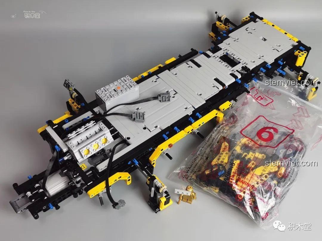 Lắp đặt phần động cơ phía trên của Taigaole T4004 Xe Cẩu Bánh Lốp, chứa 4 motor điều khiển các chức năng chính.