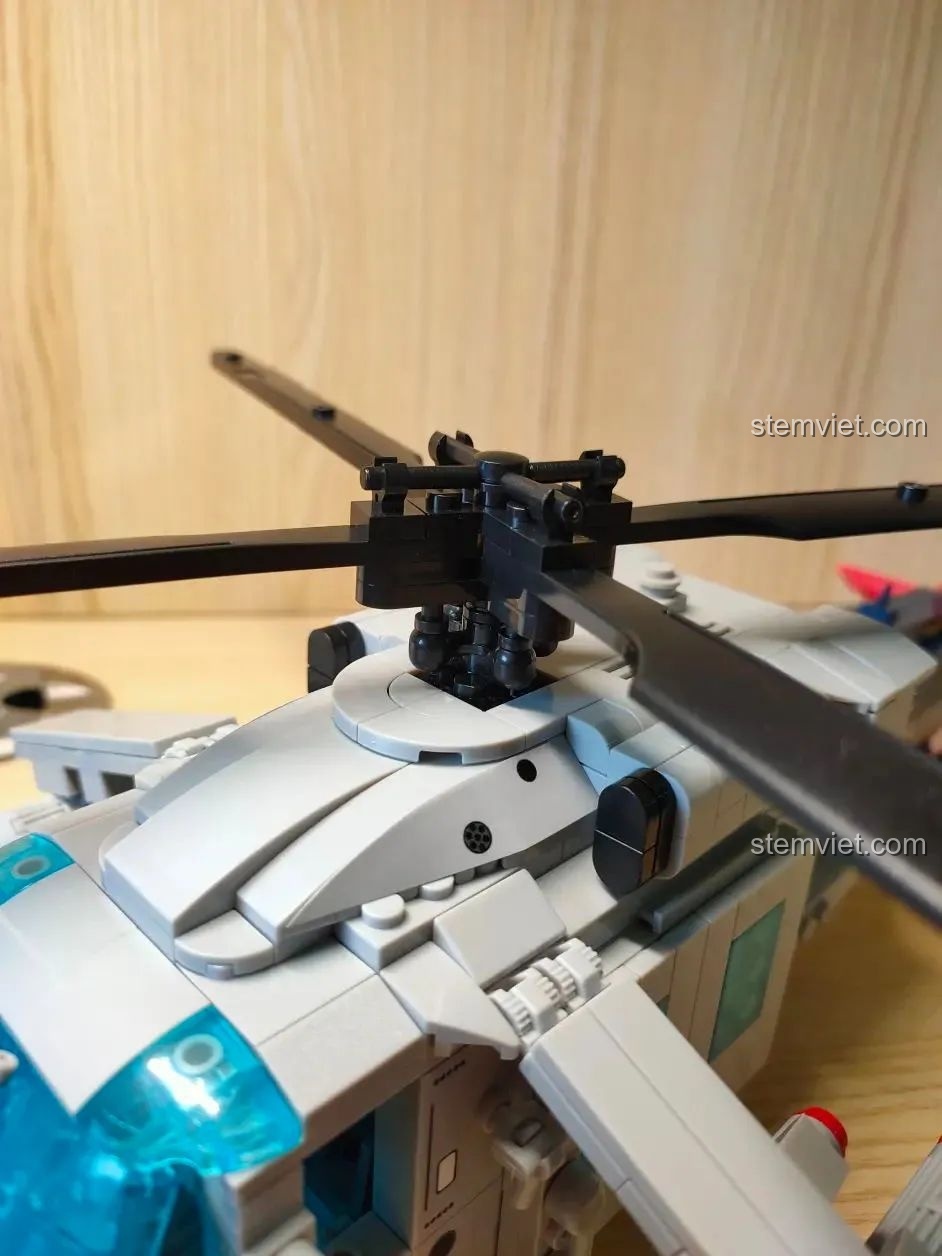 Cận cảnh phần động cơ trên nóc của mô hình trực thăng WOMA C0897, thiết kế còn khá đơn giản.