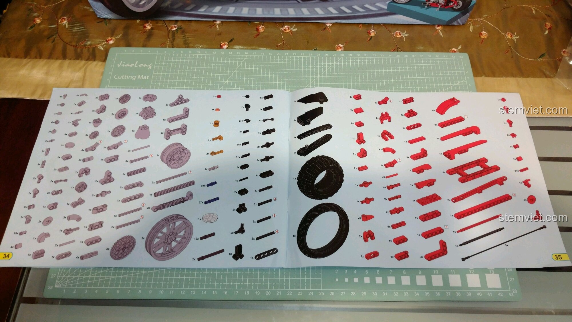 Cận cảnh động cơ V-twin của mô hình Winner 7046, với các bánh răng được lắp ráp tinh xảo.