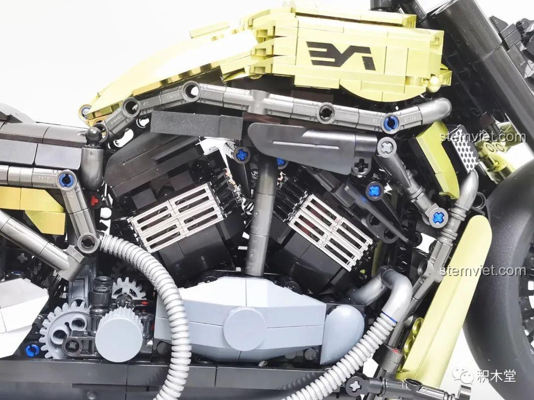 Cận cảnh khối động cơ V-Twin của Panlos 672110, một chi tiết cơ khí phức tạp và đẹp mắt của mô hình.