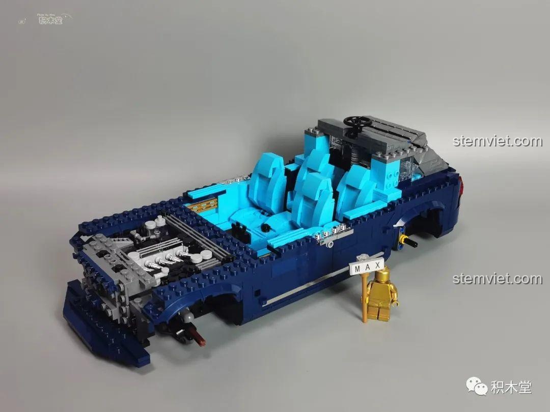 Động cơ V10 mạ chrome của Mould King 10017 Rolls-Royce Cullinan, được lắp ráp từ các mảnh ghép.