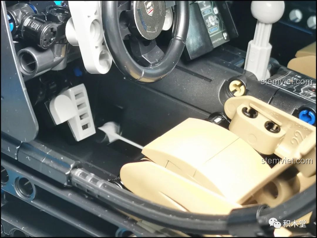 Khối động cơ V12 bên dưới nắp máy của đồ chơi mô hình C61041 giá rẻ.