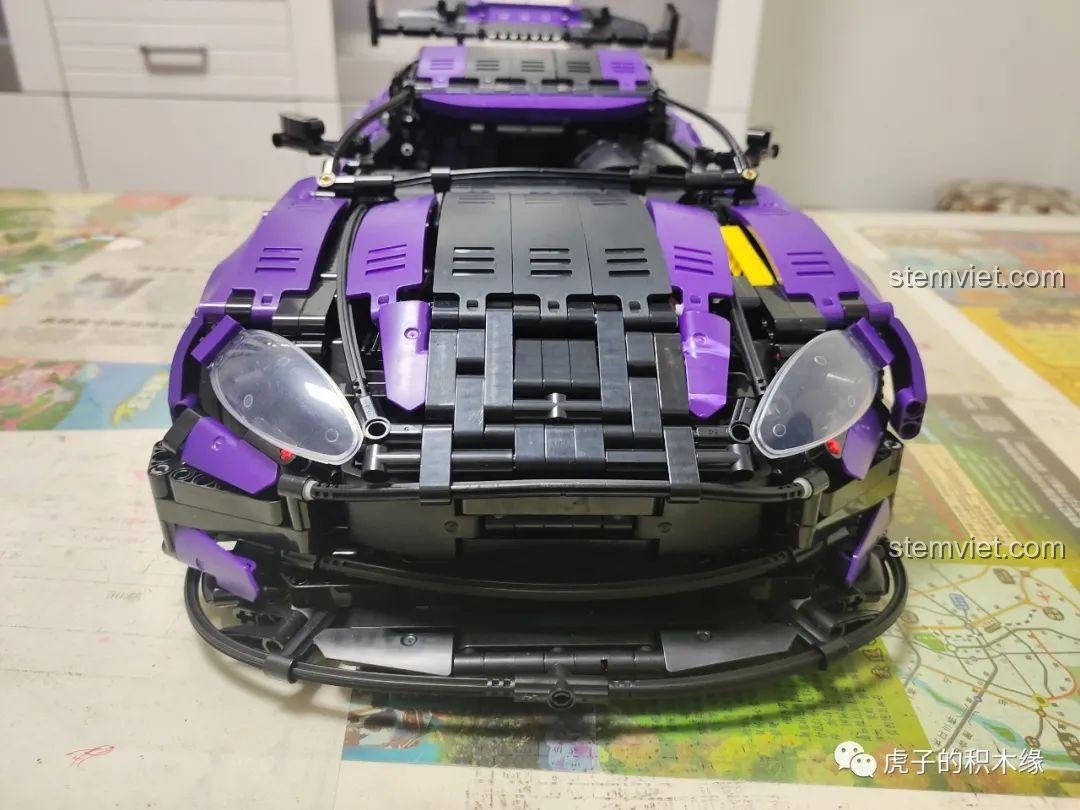 Cận cảnh động cơ V12 đơn giản của mô hình Aston Martin Vantage GT3 KaCo Blocks C001, có khả năng liên kết với chuyển động của bánh xe.