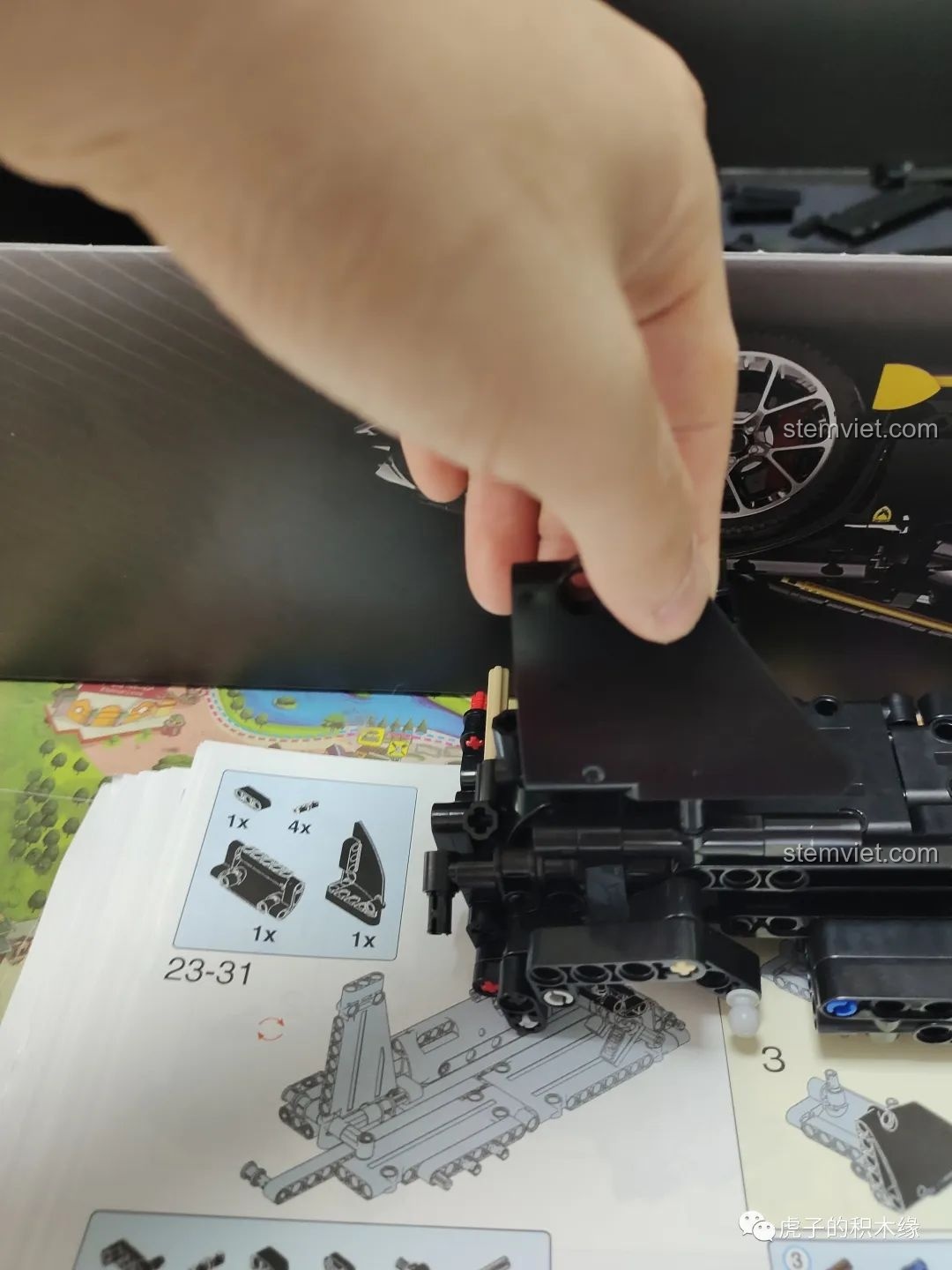 Cận cảnh khối động cơ V12 và hộp số 7 cấp của mô hình Lamborghini Centenario Meteor, một kiệt tác kỹ thuật thu nhỏ.