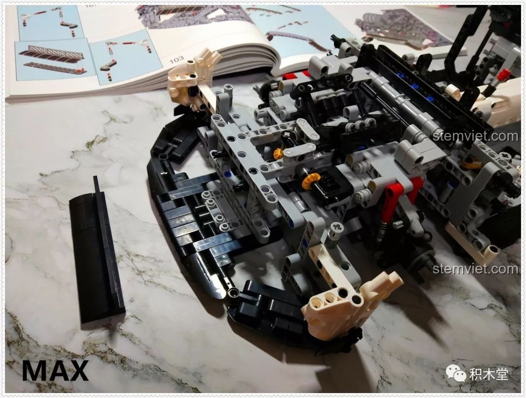 Mô hình động cơ V6 của bộ lắp ráp Qizhile 23010 Nissan GT-R, được đặt trong khoang động cơ.