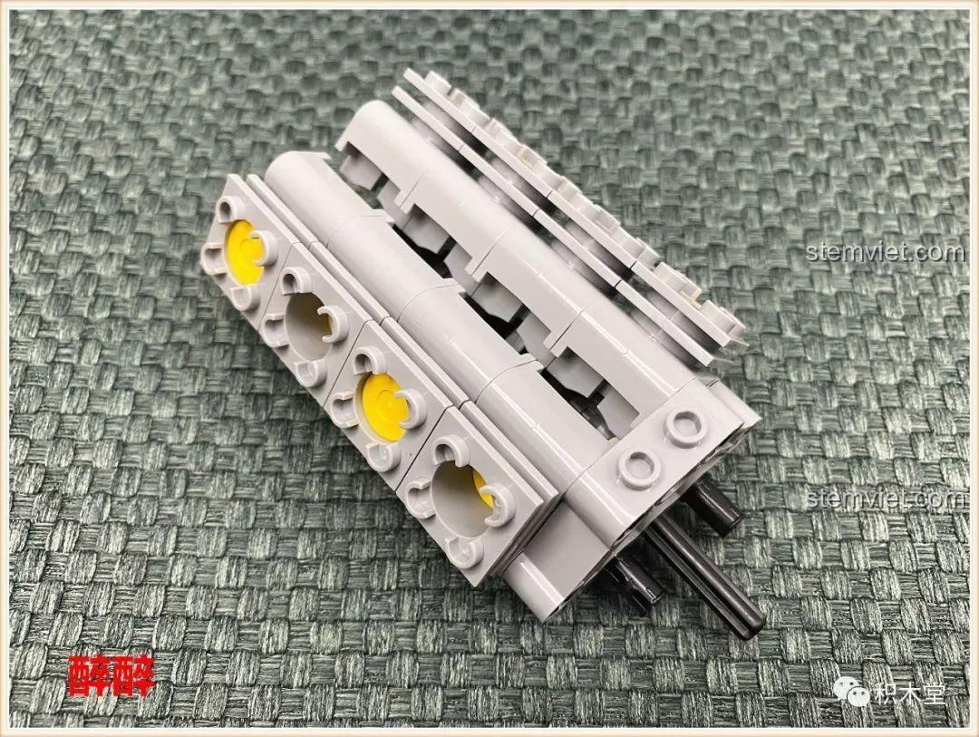 Động cơ V8 đã hoàn thiện của bộ đồ chơi xây dựng Xe Bán Tải Off-Road 1211, chi tiết chân thực.