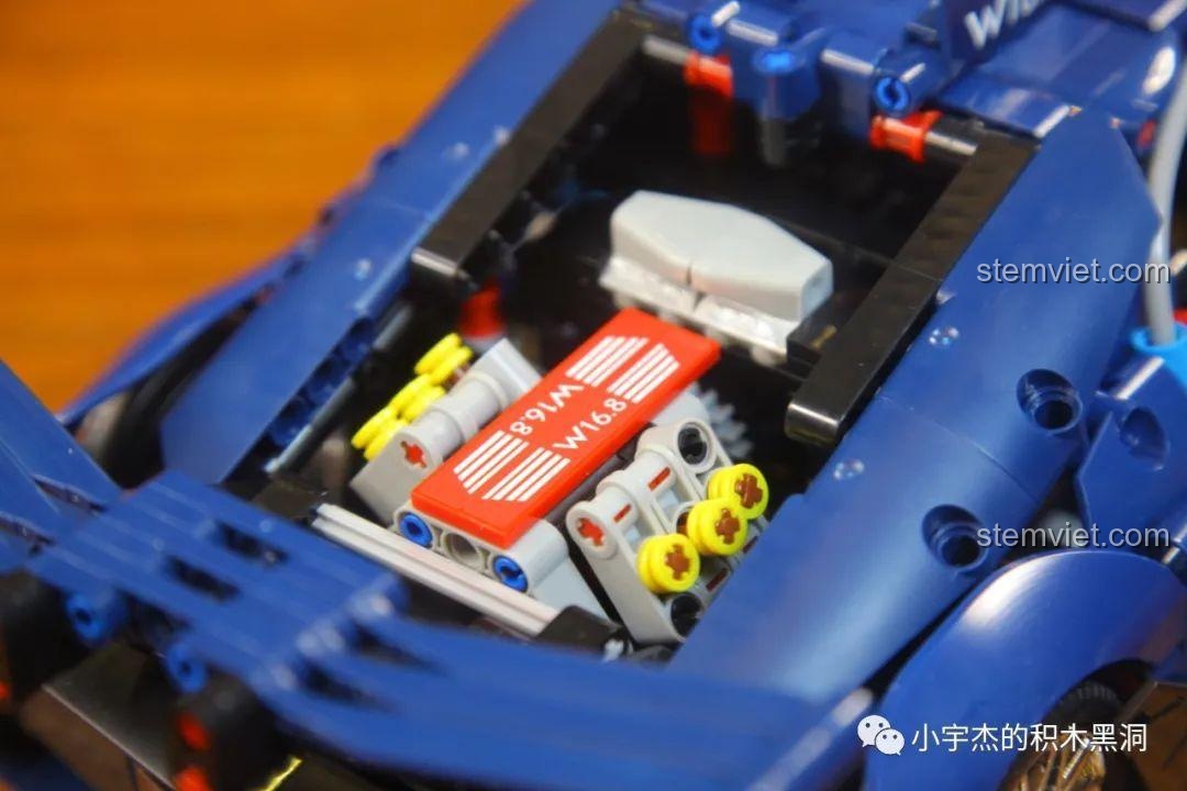 Cận cảnh khối động cơ W16.8 chi tiết bên trong mô hình KBOX 10213, một điểm nhấn kỹ thuật ấn tượng.