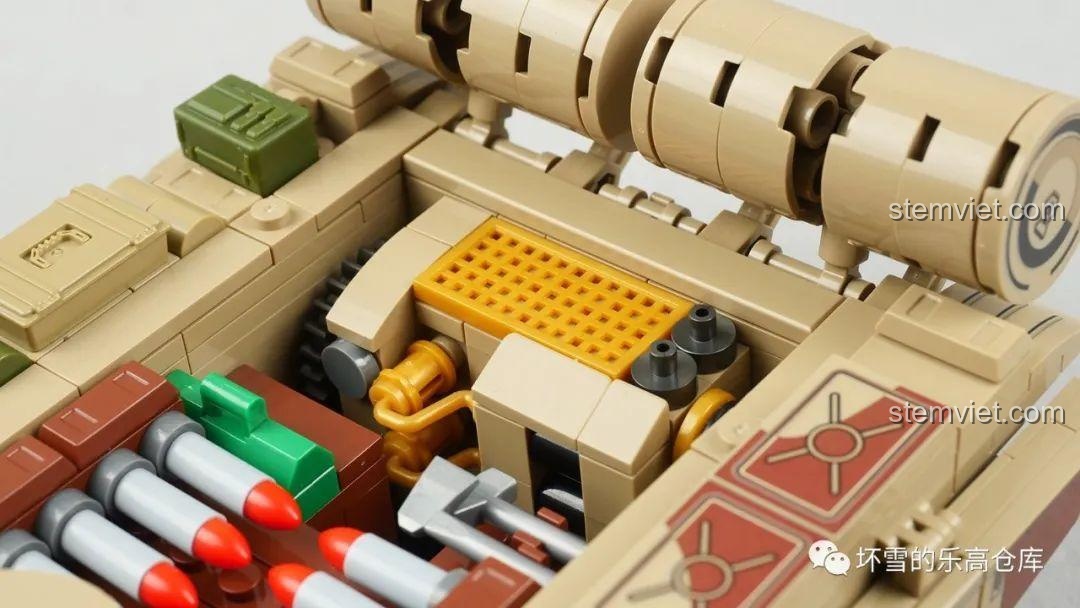 Cận cảnh động cơ diesel của mô hình xe tăng 88A Sembo 203127, được lắp ráp từ các mảnh ghép và có thể tháo rời khỏi thân xe.