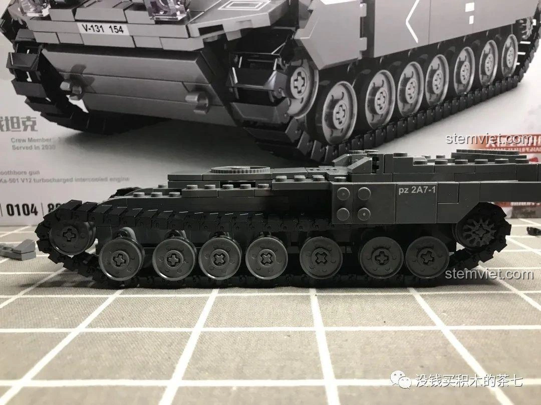 Góc nhìn khác của động cơ xe tăng Leopard 2A7+ trong bộ Jiazhi 0104, thể hiện các chi tiết phức tạp.