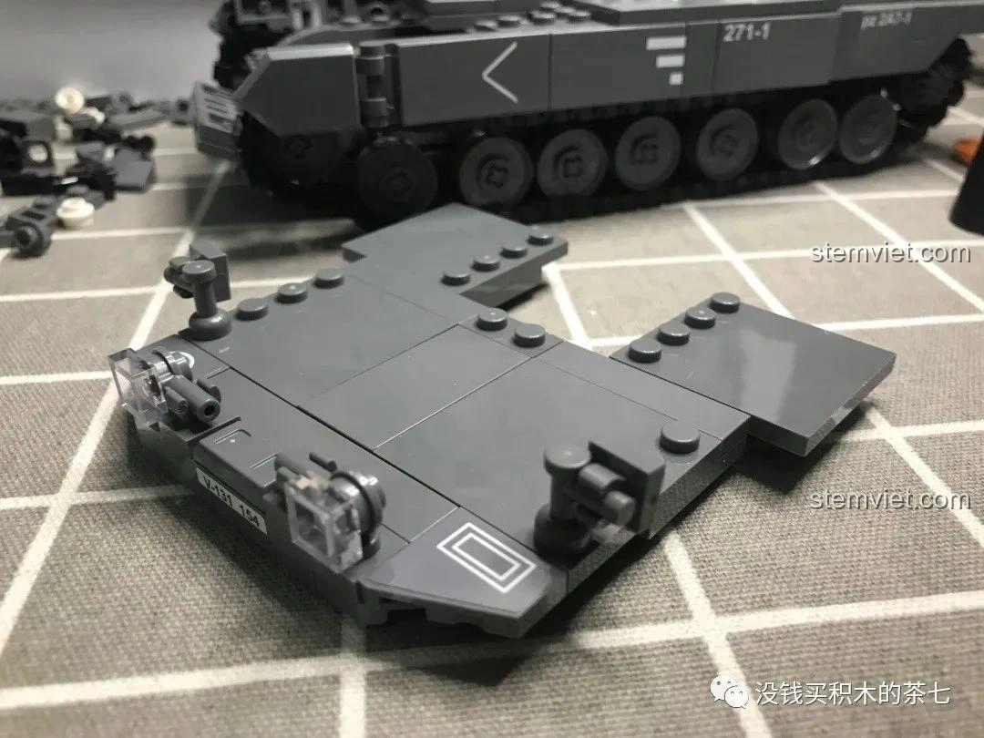 Cận cảnh động cơ xe tăng Leopard 2A7+ đã được sửa đổi trong bộ Jiazhi 0104, nhìn từ cạnh bên.