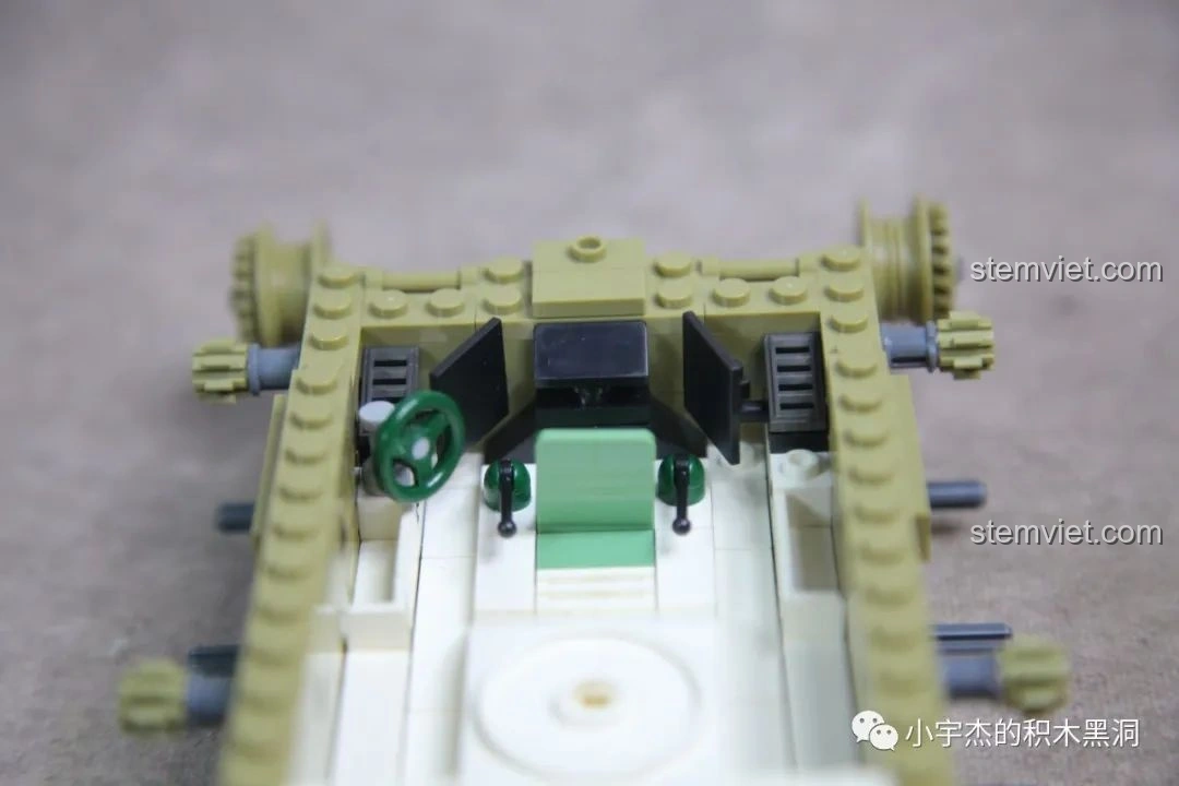 Chi tiết động cơ và bánh răng bên trong xe tăng M60 Magach của bộ PanlosBrick 632004.