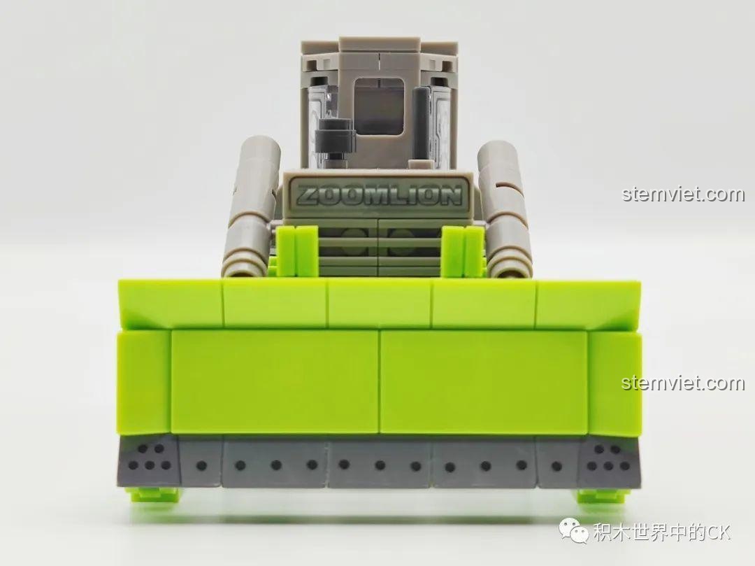 Chi tiết động cơ và ống xả của mô hình xe ủi SEMBO 705102 Zoomlion, thể hiện sự tinh xảo trong thiết kế và độ chân thực.