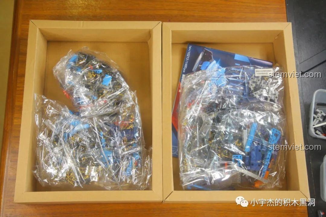 Hai hộp carton bên trong hộp lớn của bộ KBOX 10213, giúp bảo vệ các túi chi tiết lắp ghép không bị hư hỏng.