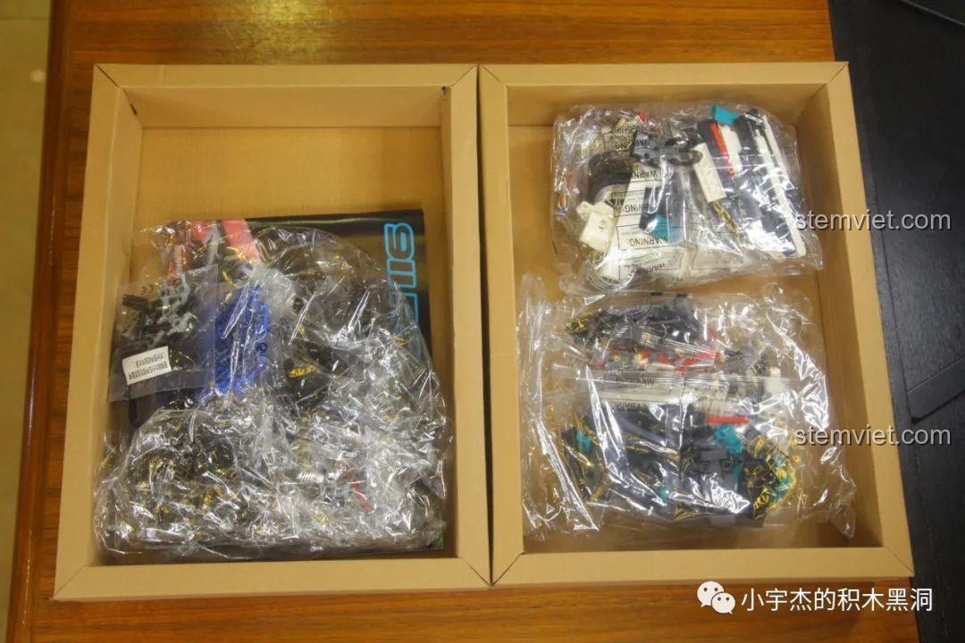 Bên trong hộp lớn là hai hộp carton nhỏ chứa các túi chi tiết của bộ lắp ráp KBOX 10214.