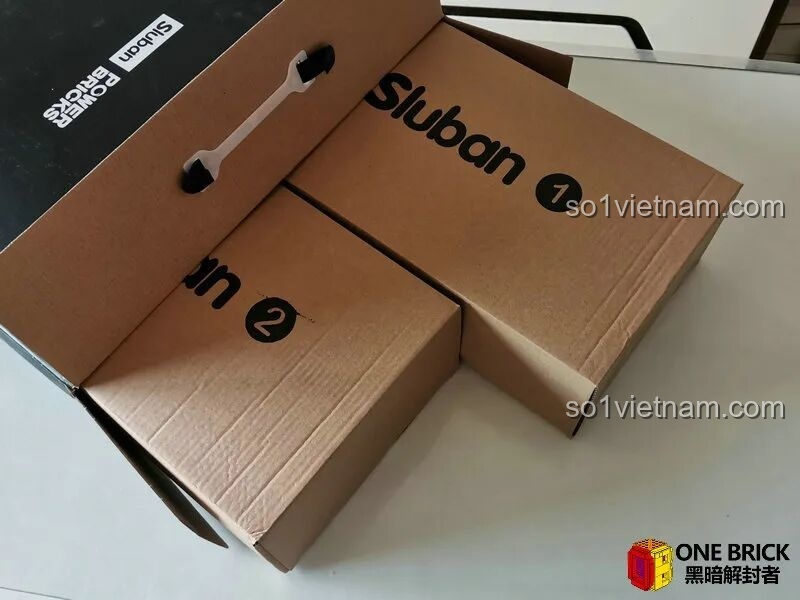 Bên trong hộp lớn là hai hộp carton nhỏ được đánh số 1 và 2, giúp phân loại và bảo vệ các chi tiết của bộ Sluban M38B0851.