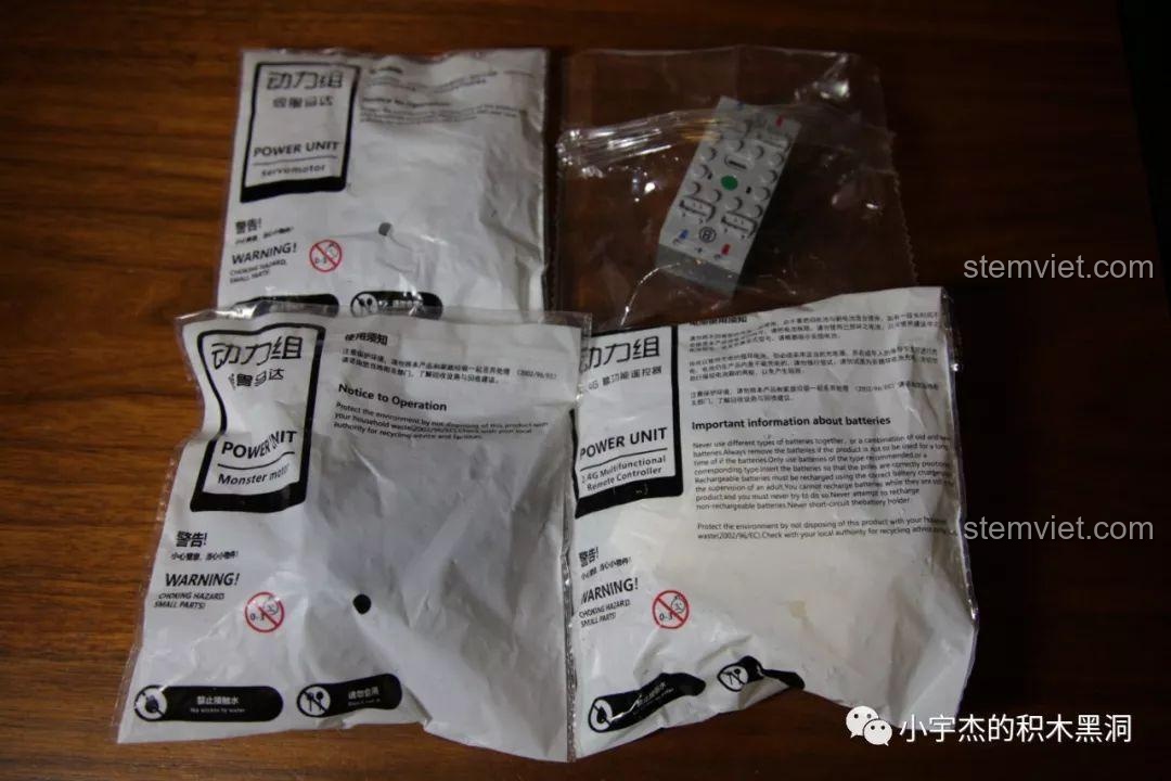 Các túi đựng bộ phận điện tử của bộ đồ chơi Xe giao đậu hũ K-81 được đóng gói riêng.