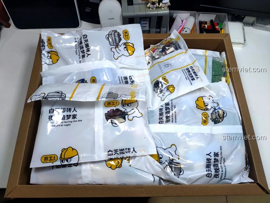 Các túi mảnh ghép được đóng gói cẩn thận bên trong hộp carton của bộ Wekki 516954 Cỗ Máy Thời Gian.