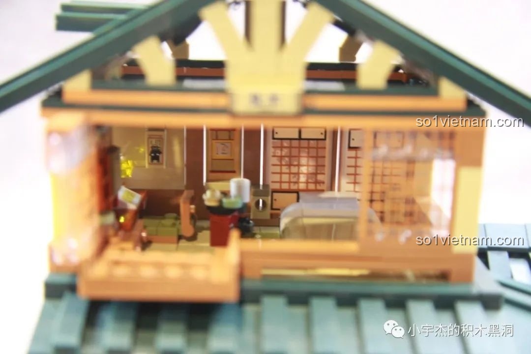 Cận cảnh đồng hồ cổ và quạt giấy trang trí trong mô hình inbrixx 880018 Ngôi Nhà Nhật Bản Kumamon.