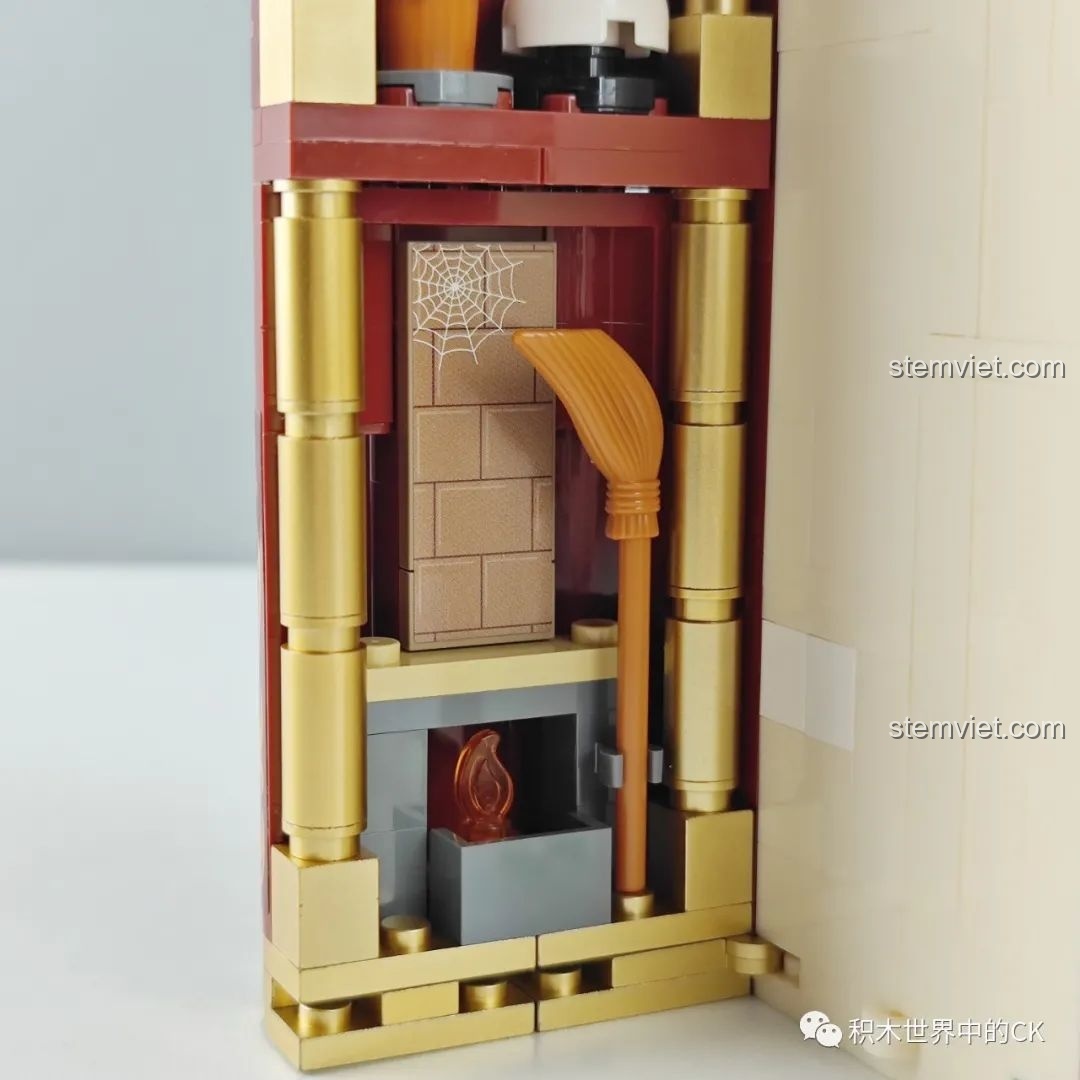 Cận cảnh đồng hồ lớn bên trong mô hình sách cổ tích Lọ Lem Wekki 506174, với kim chỉ 12 giờ.