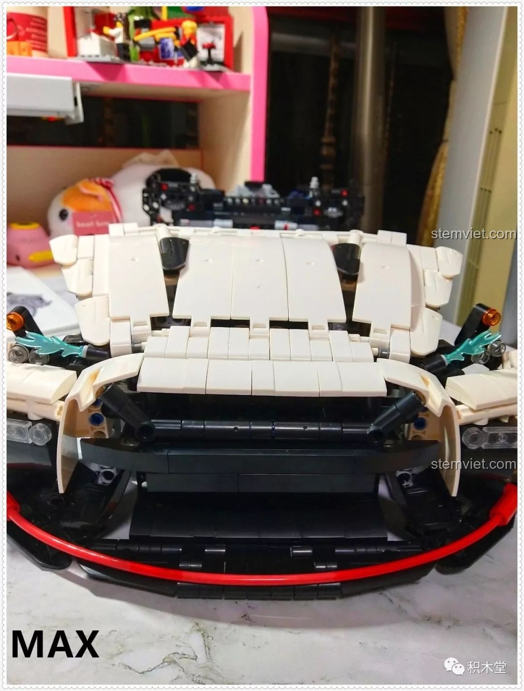 Cận cảnh bảng đồng hồ tốc độ và vòng tua trên bảng điều khiển của mô hình Qizhile 23010 Nissan GT-R.