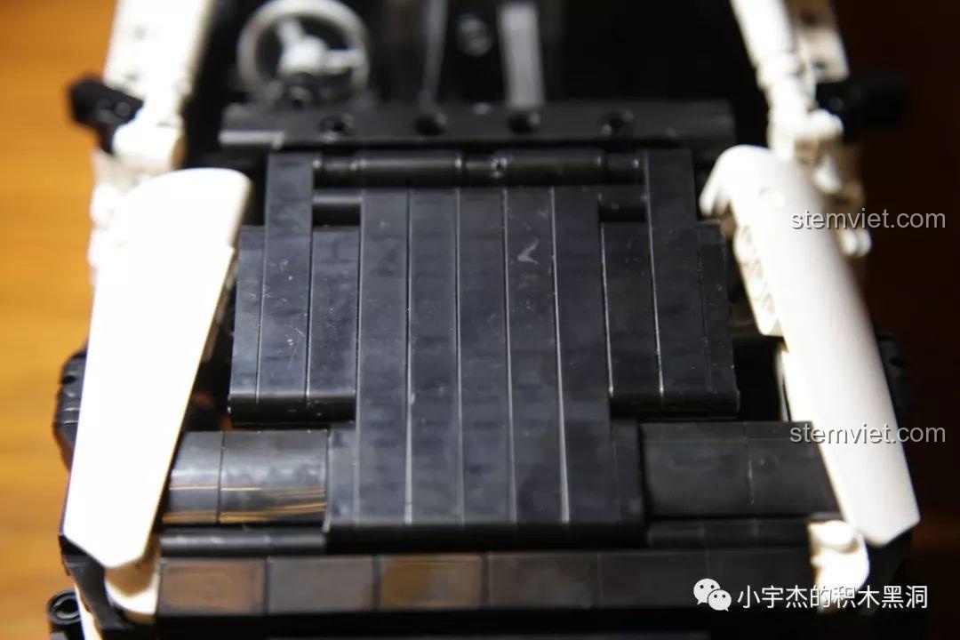 Nắp capo được đóng lại, che đi phần động cơ và dây điện bên trong.