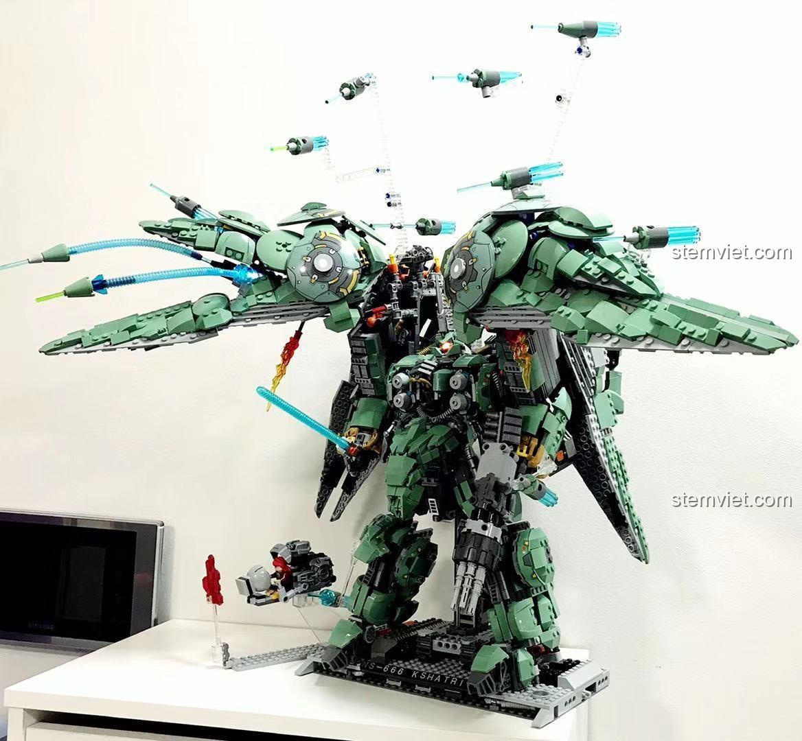 Mô hình robot Kshatriya NZ-666 của Double Elephant 9027 được trưng bày trong phòng, thể hiện kích thước ấn tượng, đồ chơi lắp ráp chất lượng cao.