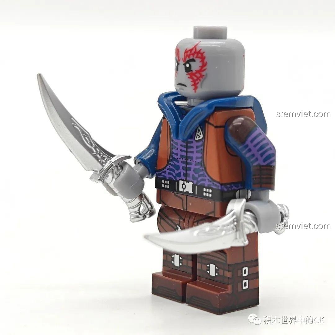 Minifigure Drax XP-532 cầm cặp dao găm bạc, sẵn sàng chiến đấu, một món đồ chơi hành động tuyệt vời cho bé.