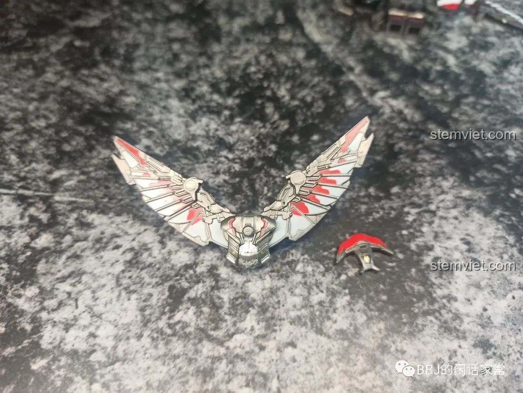 Drone Redwing có thể tách rời khỏi bộ cánh chính của Falcon, một chi tiết thú vị trong bộ WM 6117.