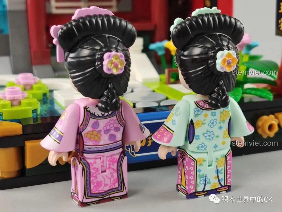 Góc nhìn nghiêng mô hình Keeppley K10145 Du Viên Ý Thú, thể hiện chiều sâu và cấu trúc phức tạp.