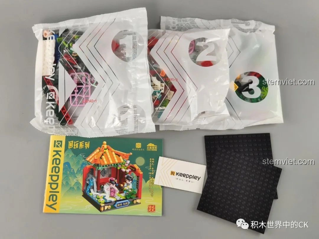 Mô hình hoàn thiện bộ Keeppley K10145 Du Viên Ý Thú, mái ngói cam, hoa cỏ rực rỡ, sống động.