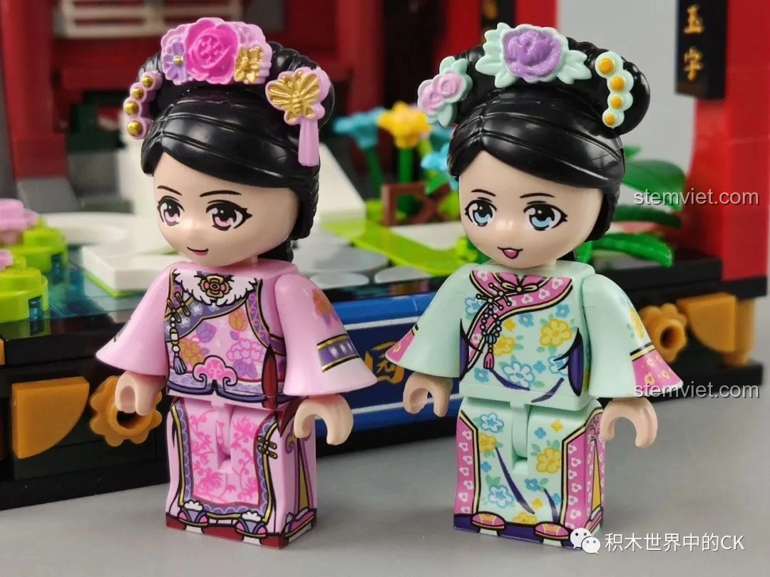 Mô hình Keeppley K10145 Du Viên Ý Thú nhìn từ phía trước, nổi bật với thác nước và hoa cỏ.