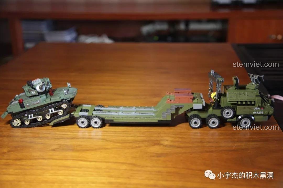 Mô hình xe tăng M5 Stuart đang được đưa lên rơ-moóc của xe vận chuyển M25.