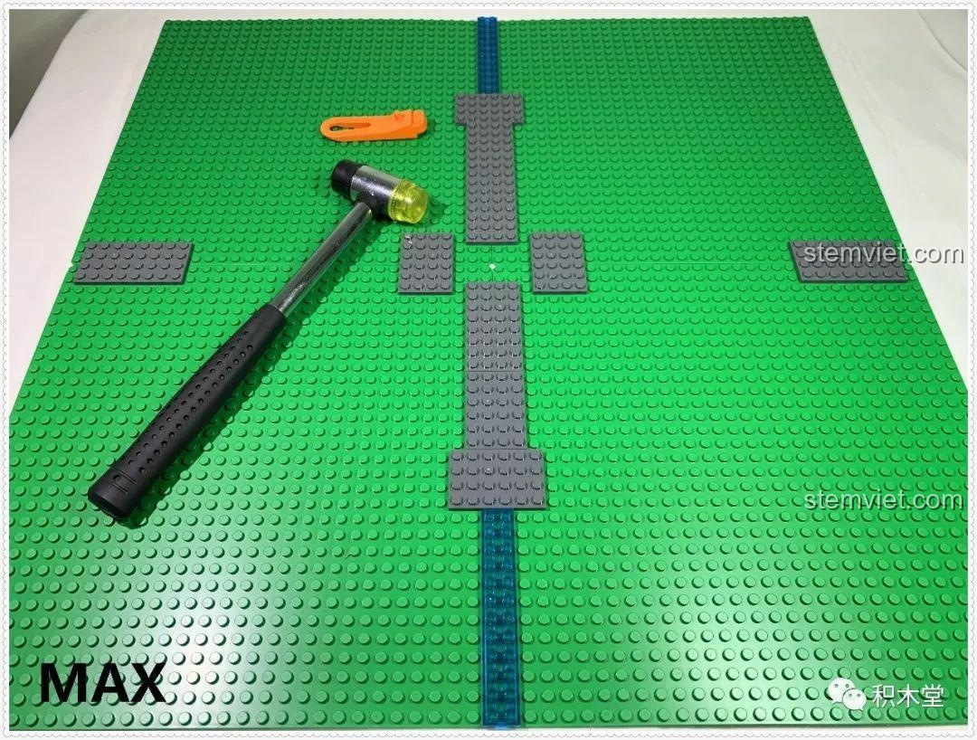 Sử dụng búa chuyên dụng để lắp các chi tiết của bộ lắp ráp Tòa lâu đài nguy nga cho bé trên 8 tuổi.