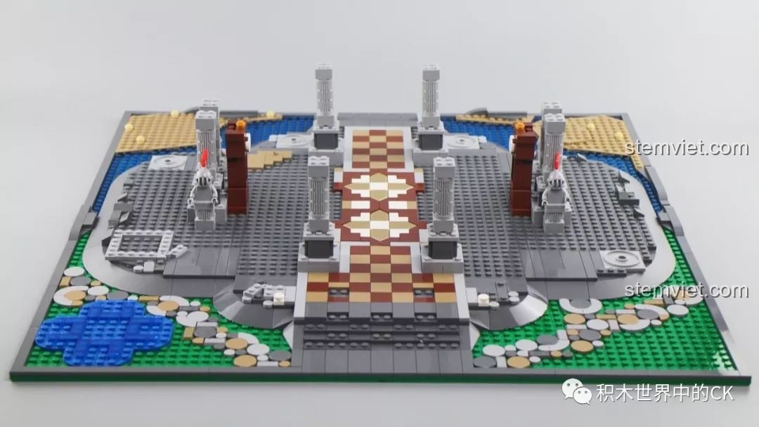 Dựng các cột trụ đầu tiên cho tầng trệt của mô hình Lâu đài Disney, thể hiện sự kiên cố của công trình.