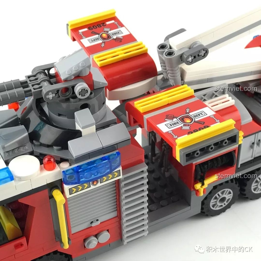 Cận cảnh các dụng cụ cứu hỏa được cất giữ bên trong khoang chứa đồ của xe cứu hỏa QMAN 2809.