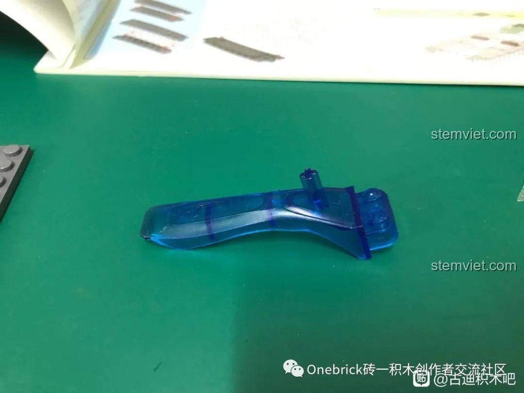 Dụng cụ gỡ mảnh ghép màu xanh đi kèm trong bộ lắp ráp GUDI 6104 Hổ thép Tiger I, hỗ trợ bé khi lắp sai.