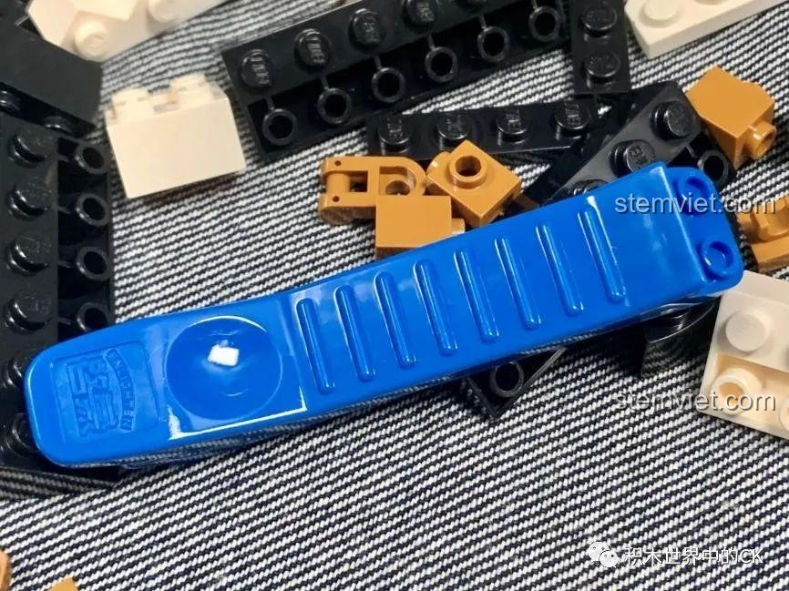 Dụng cụ gỡ mảnh ghép màu xanh đi kèm trong bộ đồ chơi mô hình Tàu Hoàng Gia Daffodil QMAN, giúp bé tháo lắp dễ dàng.