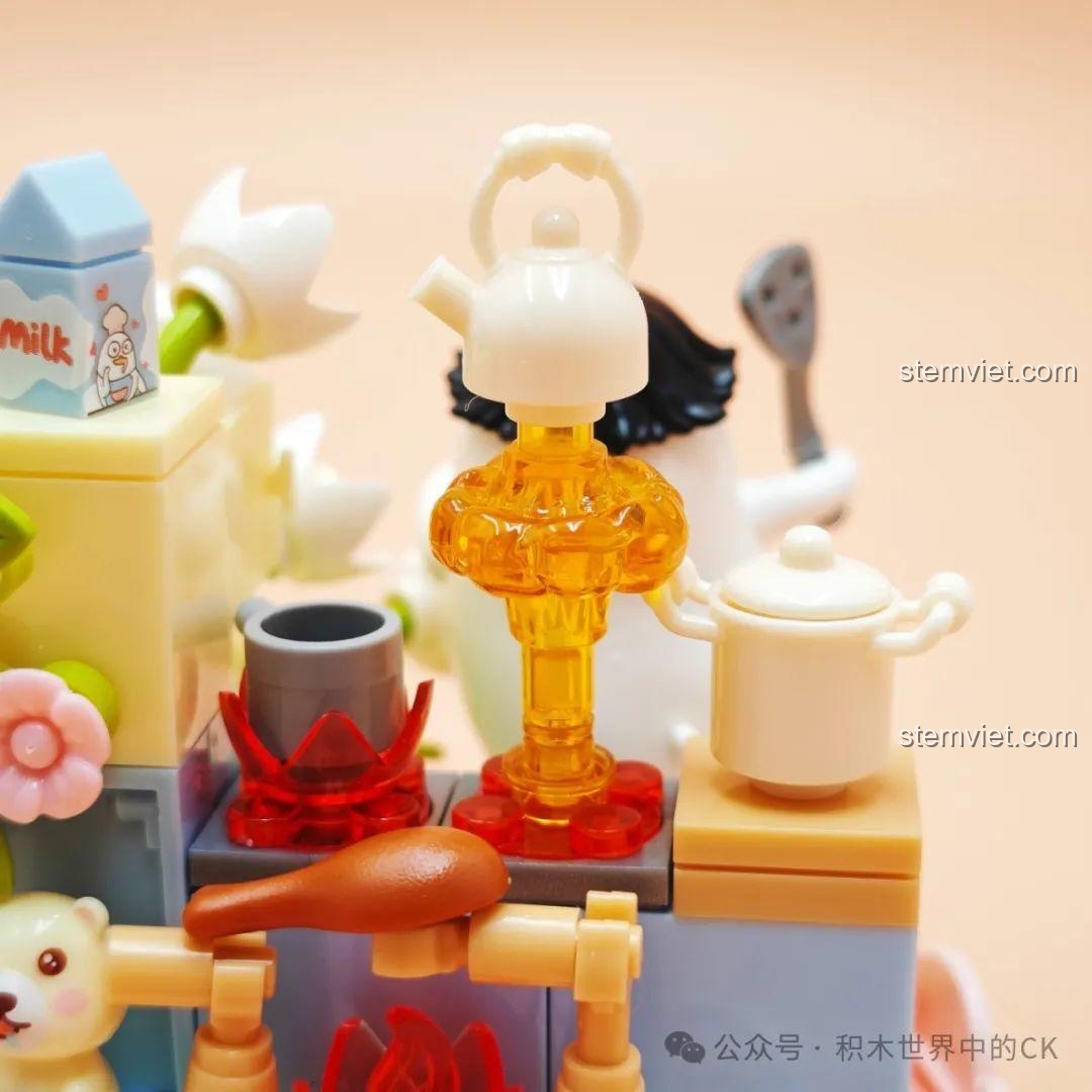 Các chi tiết dụng cụ nhà bếp như ấm trà, nồi, hộp sữa trong bộ SEMBO 612025. Đồ chơi xếp hình SEMBO giá rẻ.